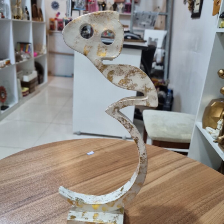 مجسمه هیچ کد ۹