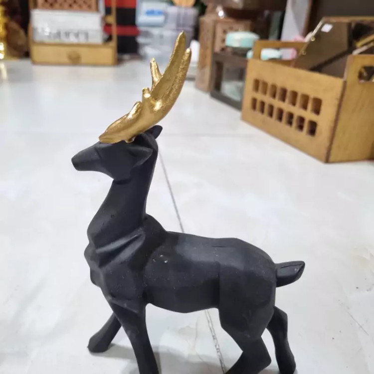 گوزن مشکی شاخ طلایی جفتی کد12