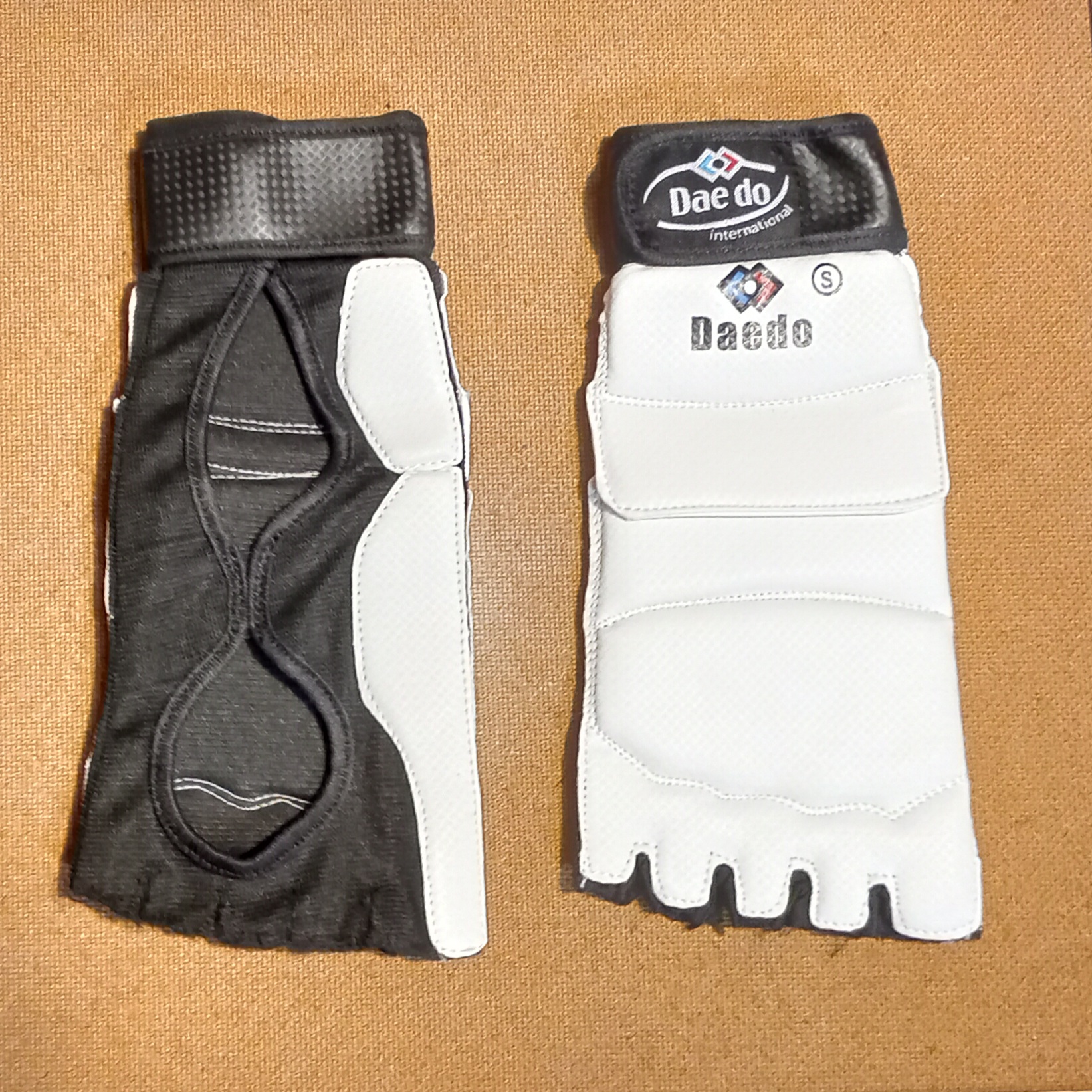 روپایی انگشتی تکواندو مدل C1902 با کف استرچ (S تا XL)