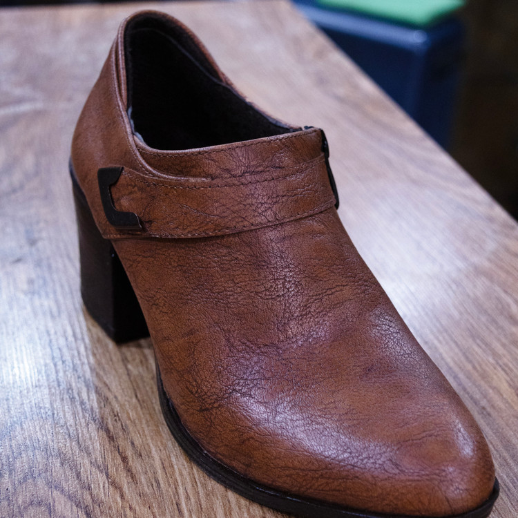 کفش چرم مصنوعی سوگو عسلی کد D29013