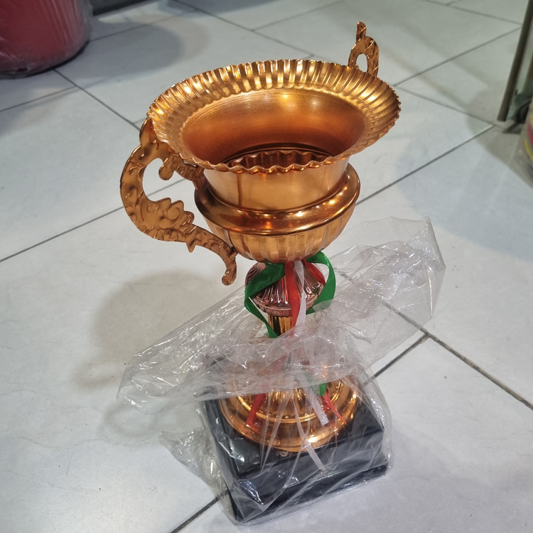 جام فلزی آبکاری شده مدل CB102 رنگ برنز با پایه لاکی (۴۰ سانت)