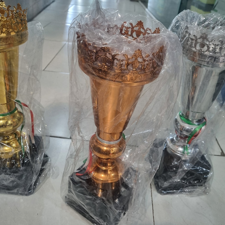 ست سهتایی جام فلزی آبکاری شده مدل CB103 با پایه لاکی (۴۰ سانت)