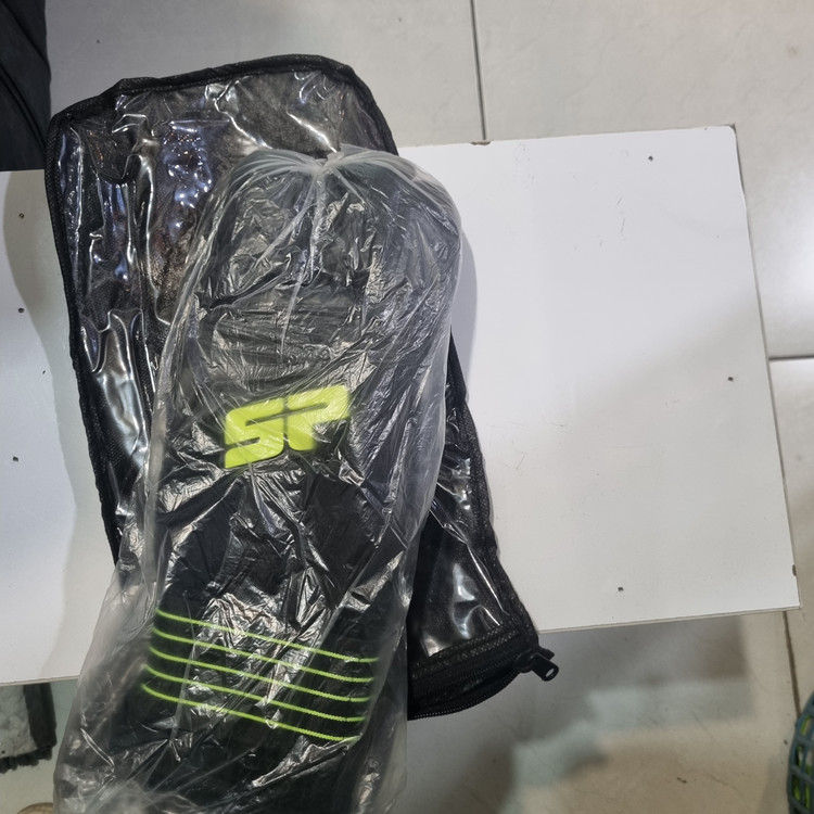 دستکش دروازهبانی اسفنجی مدل CB1012 سایز ۸ مردانه