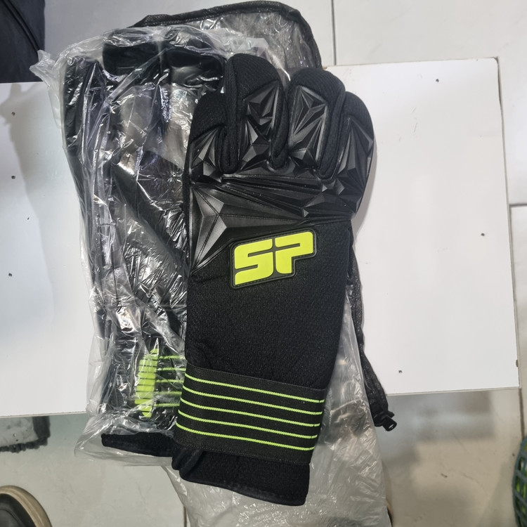 دستکش دروازهبانی اسفنجی مدل CB1012 سایز ۸ مردانه