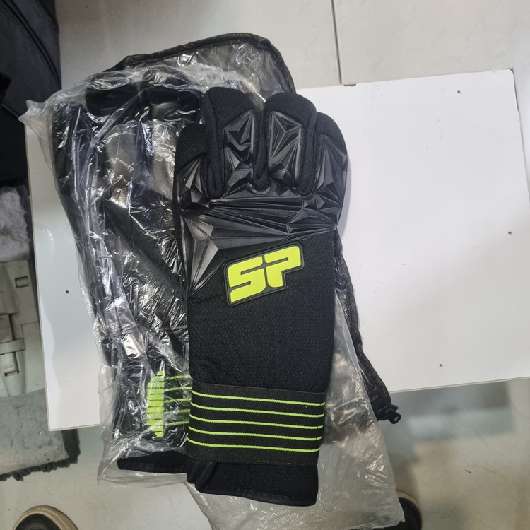 دستکش دروازهبانی اسفنجی مدل CB1012 سایز ۸ مردانه