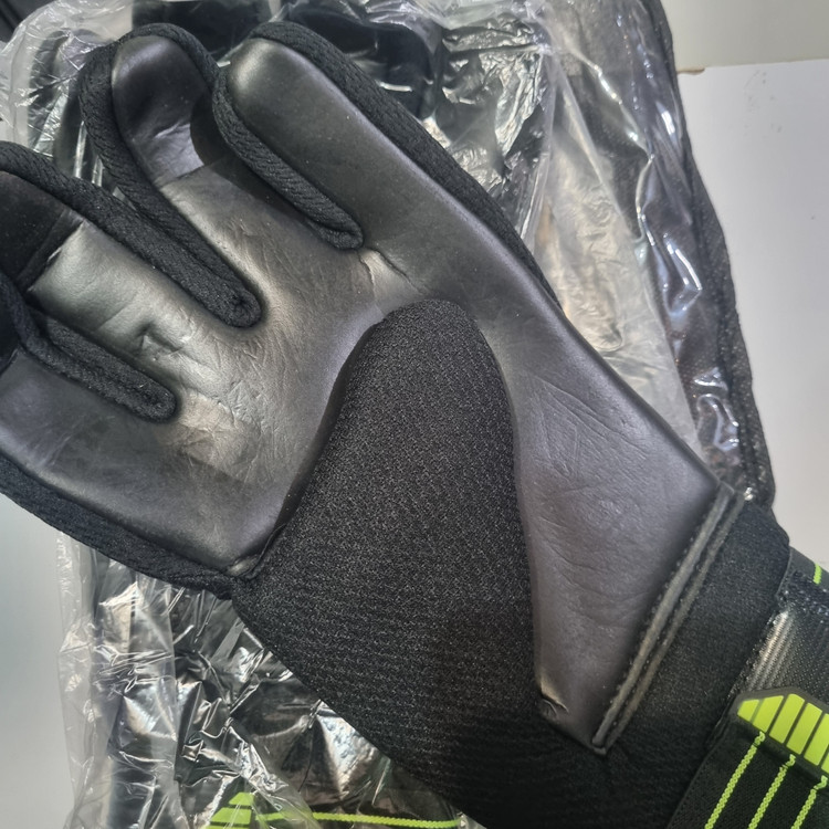 دستکش دروازهبانی اسفنجی مدل CB1012 سایز ۸ مردانه