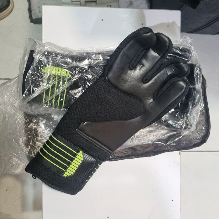 دستکش دروازهبانی اسفنجی مدل CB1012 سایز ۸ مردانه