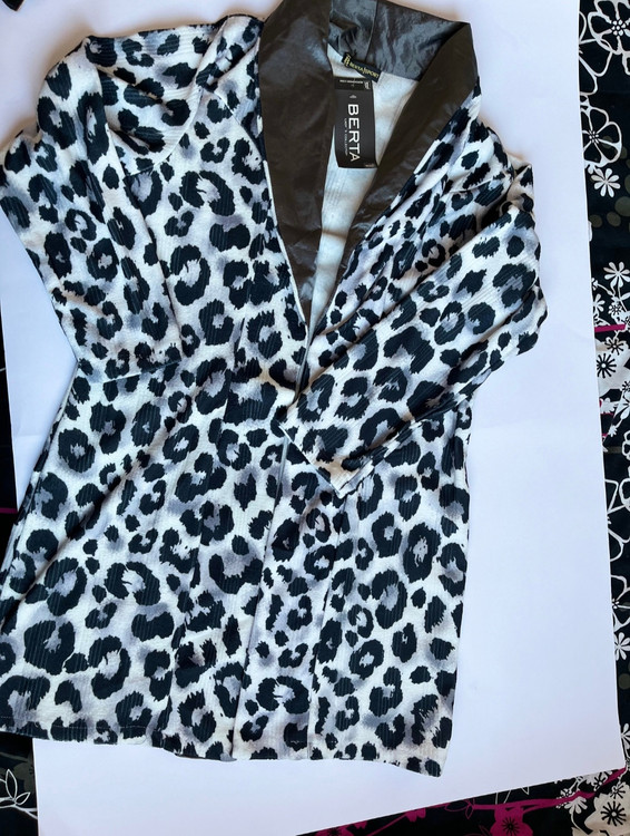 مانتو وارداتی طرح پلنگی بلند مدل MN109 ترکیب نخ و چرم تا سایز ۵۰