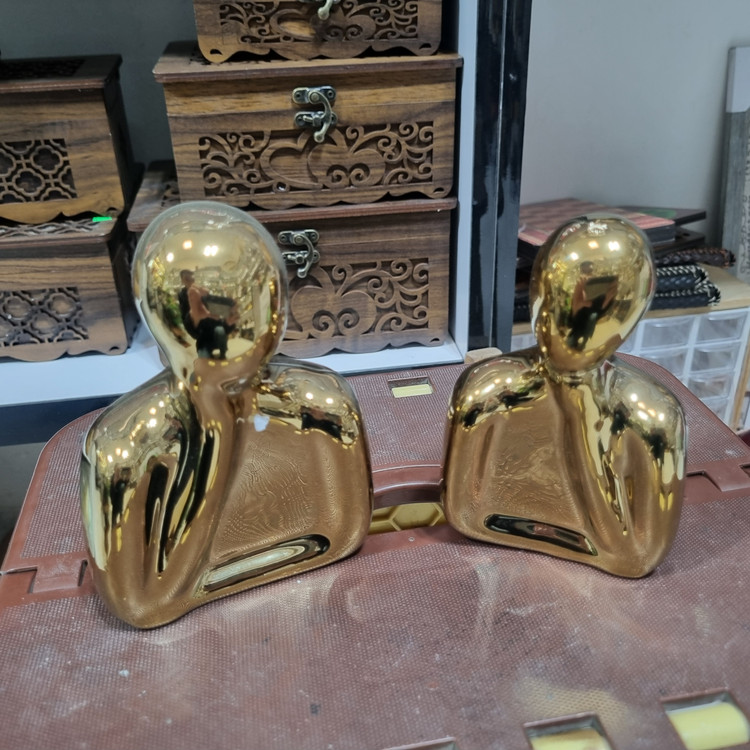 مجسمه دکوری تفکر جفتی طلایی کروم آبکاری سرامیکی مدل CN102