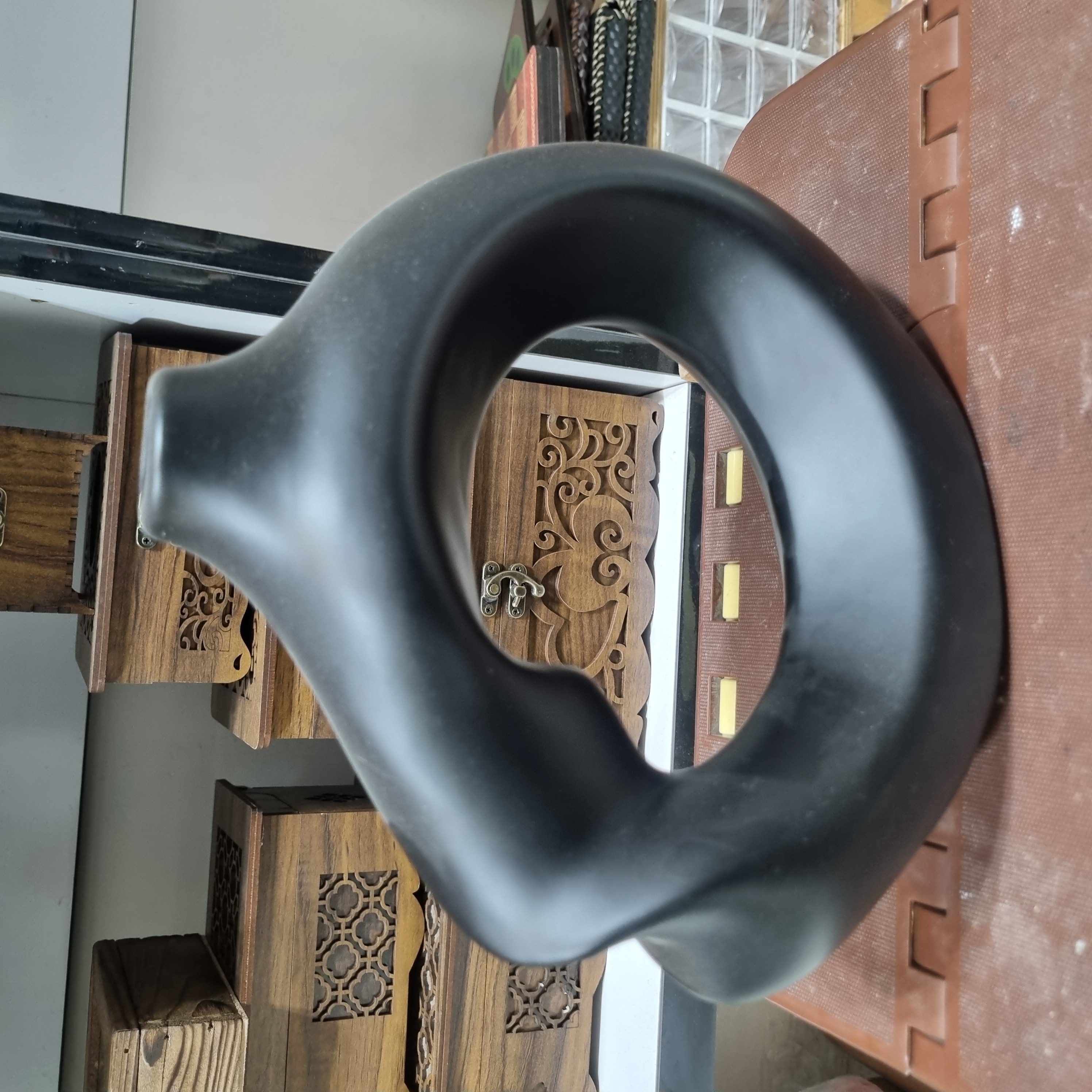 گلدان دکوری مشکی مدل پیچ سرامیکی مدل CN103