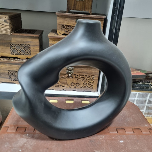 گلدان دکوری مشکی مدل پیچ سرامیکی مدل CN103