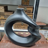 گلدان دکوری مشکی مدل پیچ سرامیکی مدل CN103