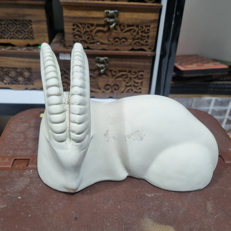 مجسمه دکوری بز کوهی نشسته مینیمال پلیاستری مدل CN105