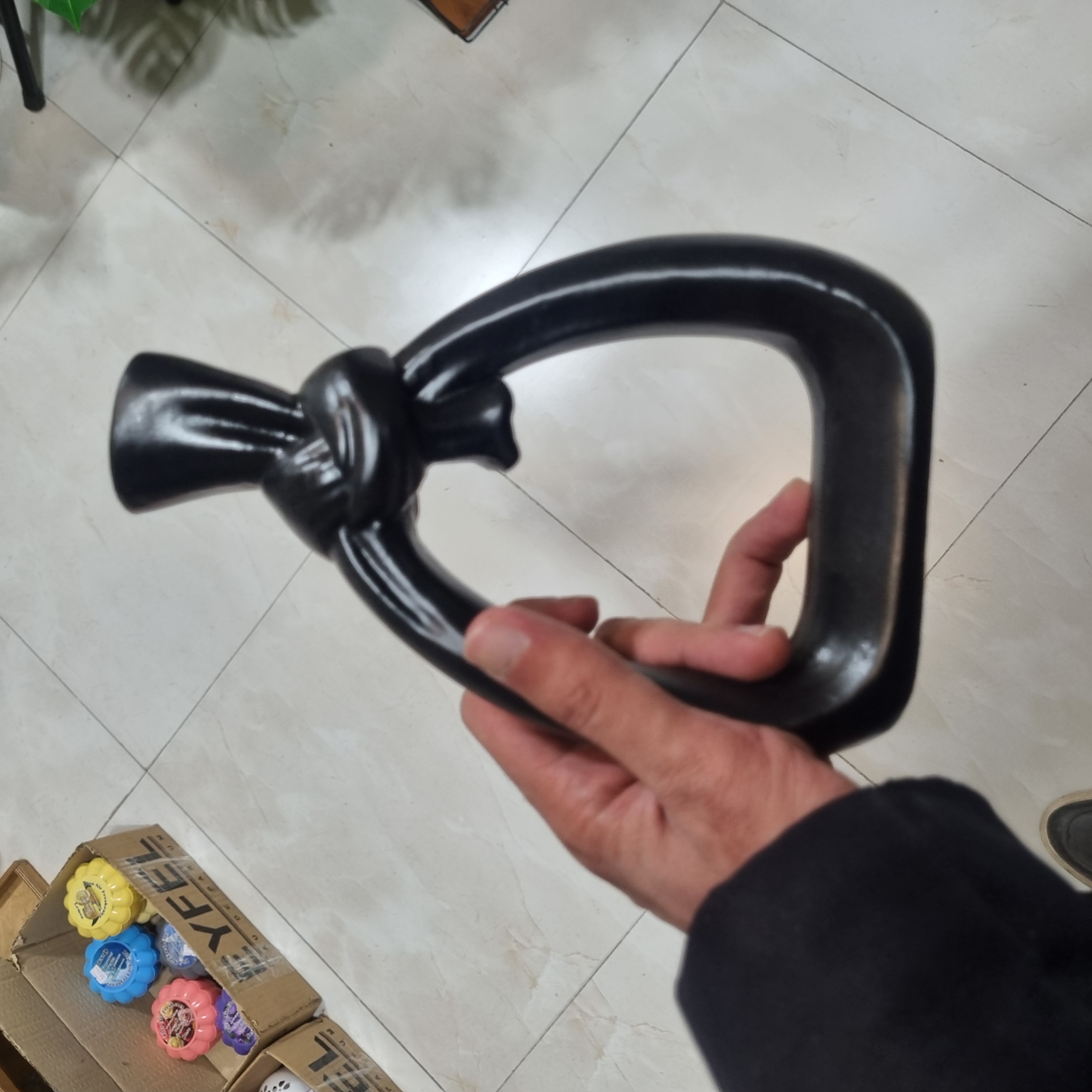 گلدان دکوری گره‌ای مدرن مشکی پلی‌استری مدل CN108