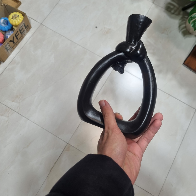 گلدان دکوری گرهای مدرن مشکی پلیاستری مدل CN108