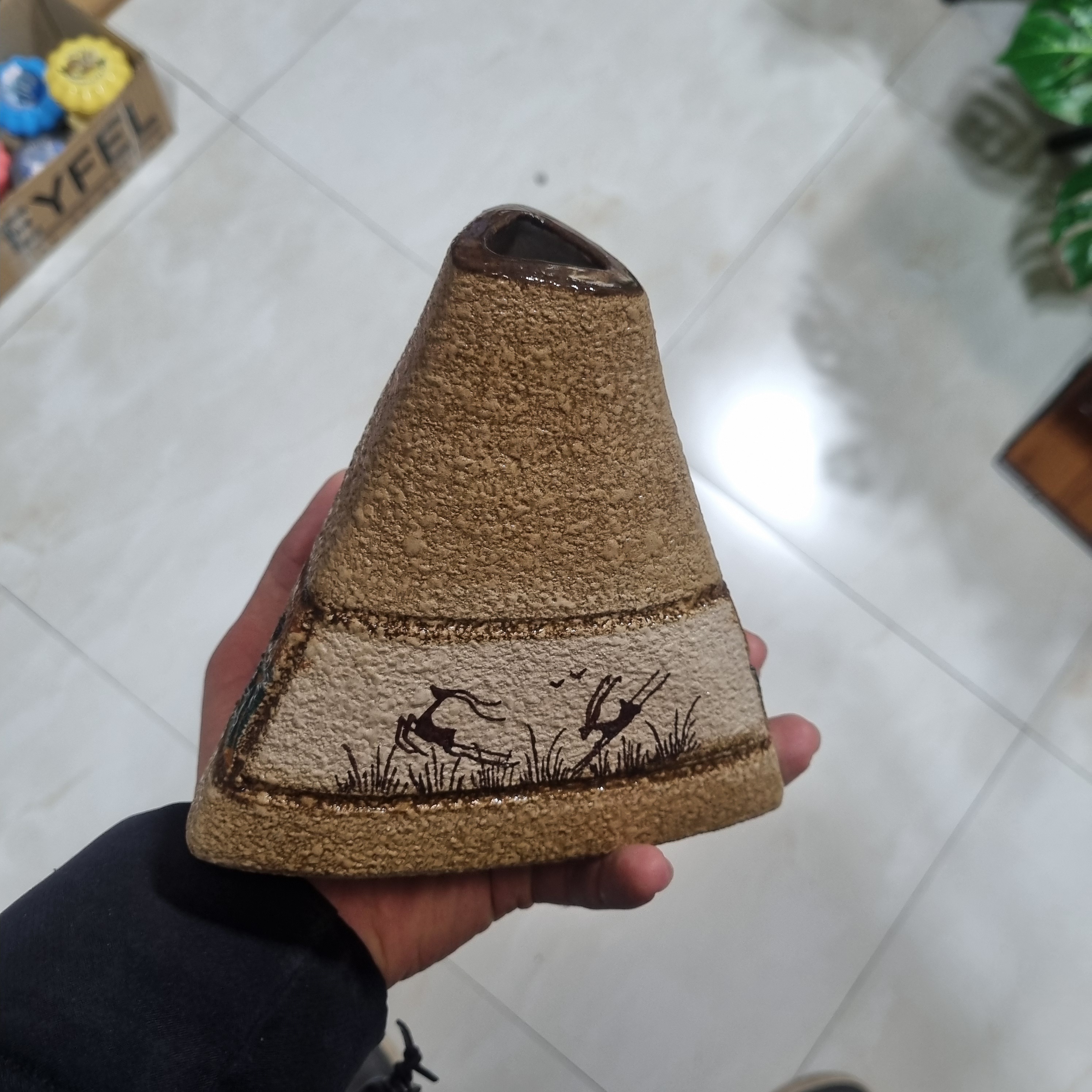 گلدان سفالی مثلثی دست‌ساز علی‌شاه مدل CN1011