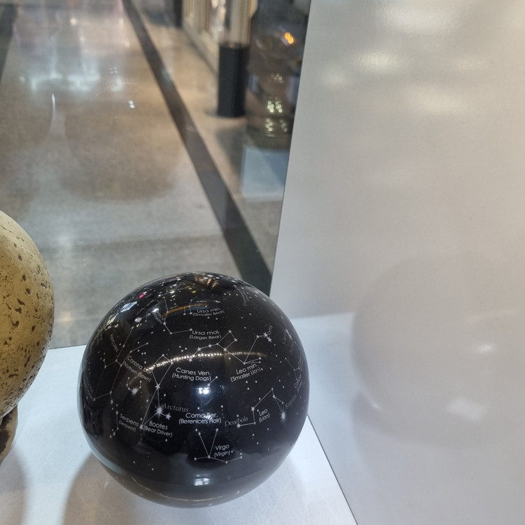 گوی دکوری چرخان طرح آسمان شب باطریخور کد CN1019