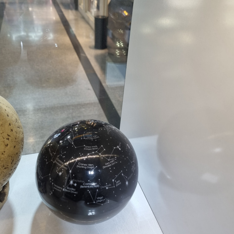 گوی دکوری چرخان طرح آسمان شب باطریخور کد CN1019