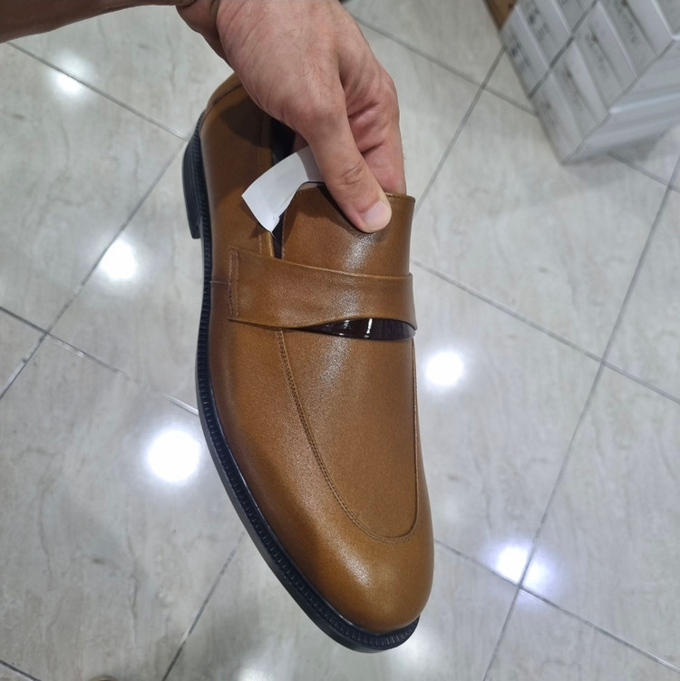 کفش قهوه ای چرم طرح دار بی بند کد BJ108