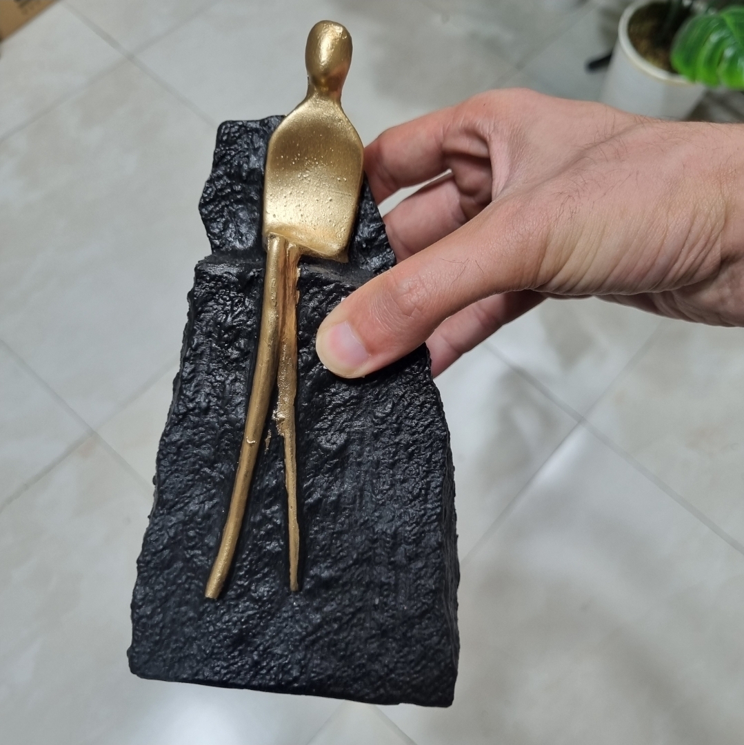 مجسمه آدمک نشسته و صخره کد BN101