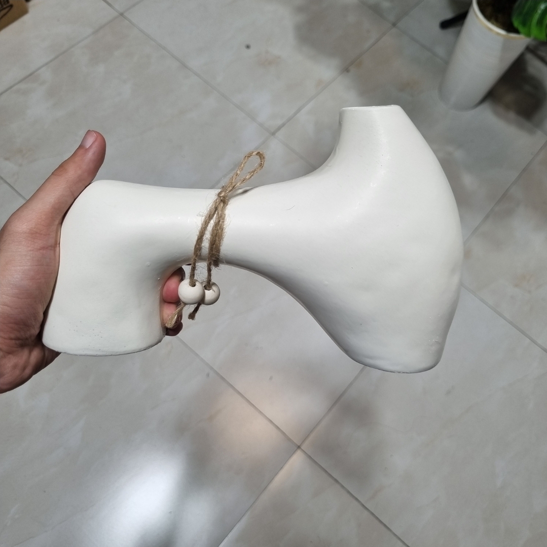 گلدان طرح N سفید کد BN1013
